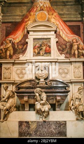 Italia Toscana - Firenze - Basilica di Santa Croce - Tomba di Michelangelo Buonarroti Foto Stock