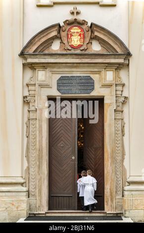 Ragazzi che entrano in chiesa per la prima riunione Santa, Basilica Cattedrale a Lowicz, Mazovia, Polonia Foto Stock