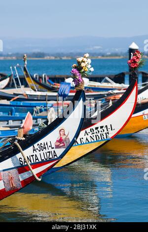 Barche tradizionali in stile gondola dipinta con colori vivaci sul canale di moliceiro ad Aveiro, Portogallo Foto Stock