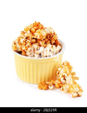 Dolce caramello popcorn isolati su sfondo bianco Foto Stock