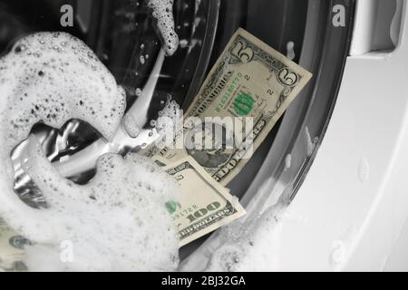 Riciclaggio di denaro sporco nella lavatrice, primo piano Foto Stock