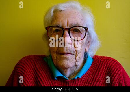 Donna con perdita parziale della vista dovuta alla degenerazione maculare legata all'età Foto Stock
