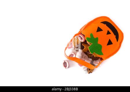 Borsa di zucca di Halloween con caramelle all'interno isolate su sfondo bianco Foto Stock