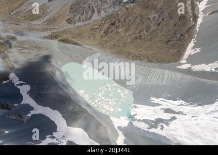 Aereo, da aliante, con ghiaccio che si scioglie nel laghetto della valle del torrente Rankin della Liebig, girato in una luce di sorgente luminosa da nord-est, Canterbur Foto Stock