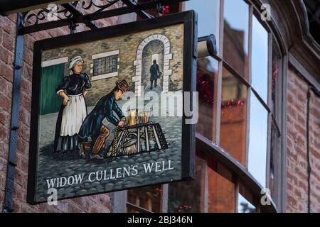 Il segno del pub di Widow Cullens bene sulla collina ripida a Lincoln per cui il nome si riferisce ad una leggenda del 17 ° secolo. Foto Stock