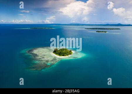 Veduta aerea delle isole di Balgai Bay, Nuova Irlanda, Papua Nuova Guinea Foto Stock