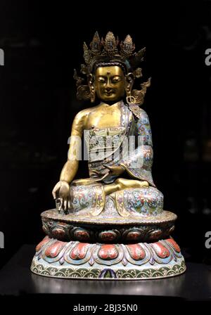 Statua di Bhudda, secondo lo stile sino-tibetano. Periodo Qialong, (1736-1796) 18 ° secolo. Rame e smalto. Museu do Oriente, Lisbona, Portogallo Foto Stock