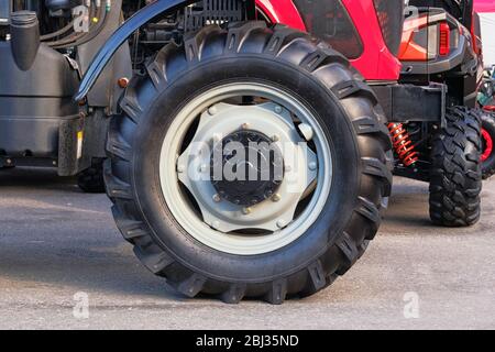 Ruota del trattore, primo piano. Macchine agricole Foto Stock