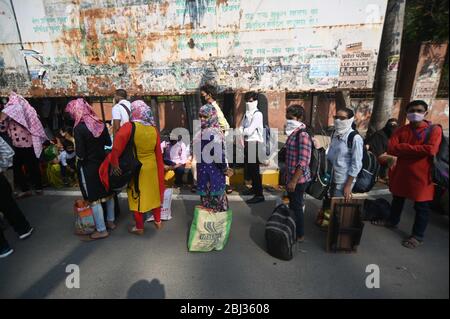 Prayagraj, India. 28 Aprile 2020. Studenti bloccati da vari distretti di Uttar Pradesh in coda a bordo autobus come il governo di Uttar Pradesh ha organizzato strade autobus per inviare gli studenti alla loro città natale durante il governo imposto blocco a livello nazionale come misura preventiva contro il COVID-19 a Prayagraj, India il 28 aprile 2020. (Foto di Prabhat Kumar Verma/Pacific Press/Sipa USA) Credit: Sipa USA/Alamy Live News Foto Stock