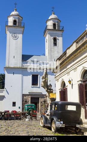 Colonia, Uruguay - 26 settembre 2012: Auto obsolete, di fronte alla chiesa di Colonia del Sacramento, Uruguay. E' una delle città più antiche di Uru Foto Stock