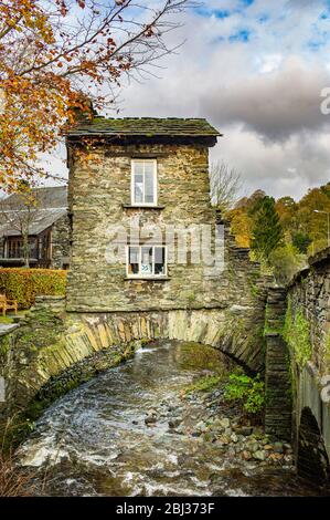 Il Bridge House di Ambleside è costruito sopra Stock Ghyll. Foto Stock