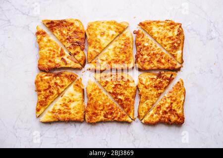 Sei panini fritti a fette calde con mozzarella fusa Foto Stock