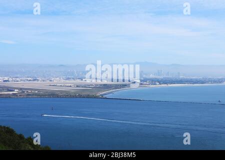 Il porto di San Diego, California, in una giornata di nebbia Foto Stock