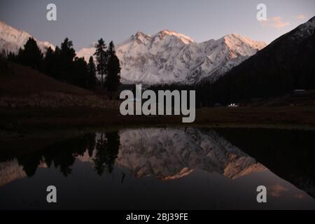 Nanga Parbat torreggiante sopra la natura selvaggia vicino a prati fairy, Pakistan. Foto Stock