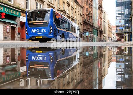 Glasgow, Scozia, Regno Unito. 28 Aprile 2020. Coronavirus Lockdown Scozia: C'è stato un notevole miglioramento nella qualità dell'aria nel centro di Glasgow come Hope Street (nella foto), una delle strade più inquinate della Scozia Credit: Kay Roxby/Alamy Live News Foto Stock