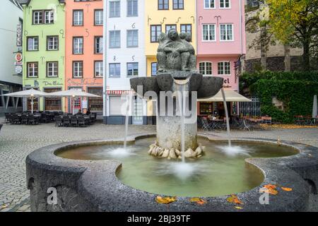 Edifici nel centro storico di Colonia che si affacciano sulla fontana di Piazza Fischmarkt, Colonia, Renania settentrionale-Vestfalia , Germania Foto Stock