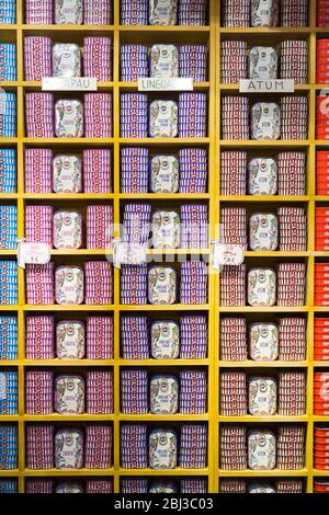 Sgombri tradizionali in scatola, tonno, sardine, capra di merluzzo, impilati su scaffali per la vendita in negozio alimentare ad Aveiro, Portogallo Foto Stock