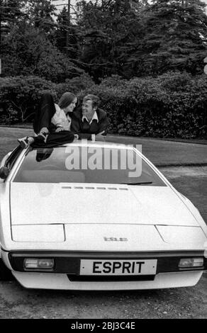 Roger Moore e Barbara Bach posano con il Lotus Esprit sottomarino, Wet Nellie, in un'azione pubblicitaria per il film di James Bond del 1977 The Spy Who Loved Me Foto Stock