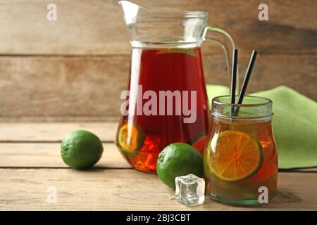 Tè freddo con limone su sfondo di legno Foto Stock