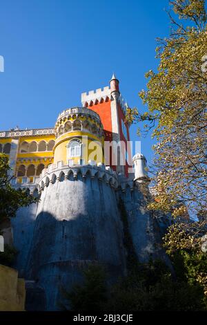Il Palazzo pena, castello romanticista a Sao Pedro de Panaferrim con merlature nel comune di Sintra, Portogallo Foto Stock
