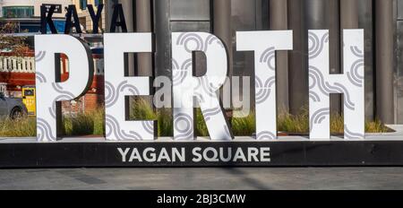 Perth e l'insegna di Yagan Square alla base della Digital Tower Yagan Square Perth WA Australia. Foto Stock