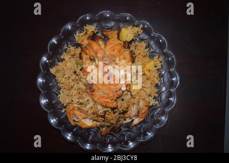 Pollo intero arrosto con riso ripieno e patate Foto Stock