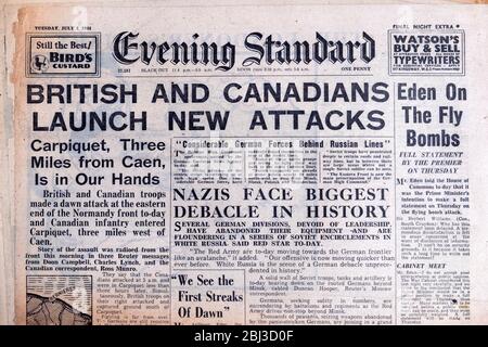 "British and Canadians Launch New Attacks" "i nazisti affrontano la più grande debacle nella storia" Evening Standard WW2 Newspaper headline 4 luglio 1944 Londra UK Foto Stock