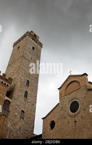 Tempo tempestoso sulle alte torri di San Gimignano, Toscana, Italia Foto Stock