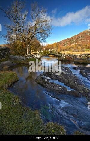 Slater Bridge che attraversa il fiume Brathy a Little Langdale nel Lake District. Foto Stock