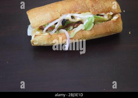 Hamburger con pane italiano e pezzi di pollo tandoori Foto Stock