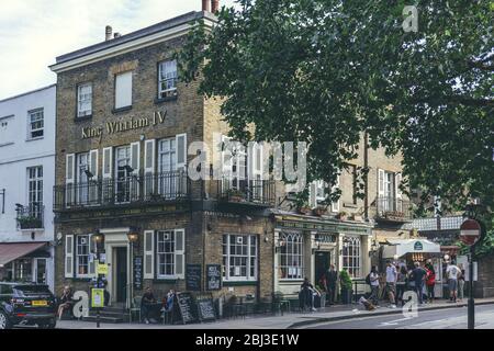 Londra/UK-1/08/18: Persone che socializzano appena fuori dal King William IV Pub su Hampstead High Street. I pub sono un'istituzione sociale di bere e un fotoricettore Foto Stock