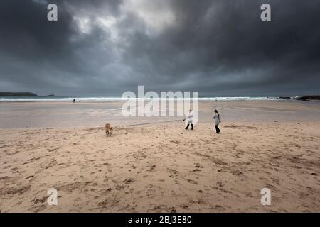 Dark nuvole temporalesche raccogliendo oltre Fistral Beach in Newquay in Cornovaglia. Foto Stock