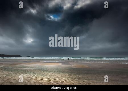 Dark drammatico cielo nuvoloso su Fistral Beach in Newquay in Cornovaglia. Foto Stock