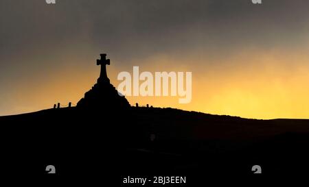 Un panorama di Newquay War Memorial visto in silhouette al tramonto a Newquay in Cornovaglia. Foto Stock