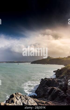Le nubi di tempesta si addensano su Newquay mentre Storm Jorge arriva sulla costa della Cornovaglia. Foto Stock