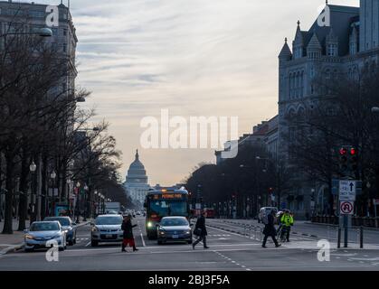 Washington, DC, USA -- 3 Febbraio 2020. Pedoni che attraversano Pennsylvania Ave. In una mattinata d'inverno con il palazzo del campidoglio sullo sfondo. Foto Stock