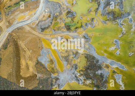 Estrazione dall'alto. Terrazze industriali su miniera di minerali aperta. Vista aerea dell'estrazione di opencast. Scavo di miniera dolomite. Industria estrattiva. Gigante Foto Stock