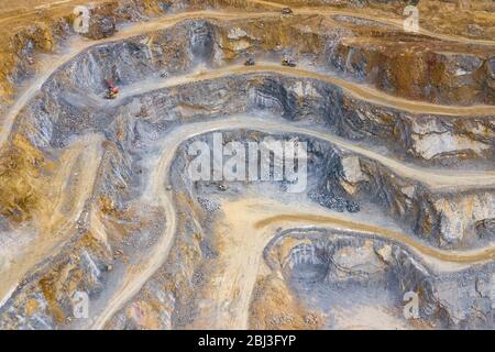 Estrazione dall'alto. Terrazze industriali su miniera di minerali aperta. Vista aerea dell'estrazione di opencast. Scavo di miniera dolomite. Industria estrattiva. Gigante Foto Stock