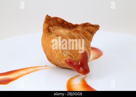 Samosa con salsa al chutney Foto Stock