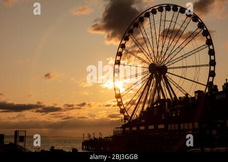 La Grande ruota sul Molo 57 al tramonto, Seattle, Washington, America, USA Foto Stock