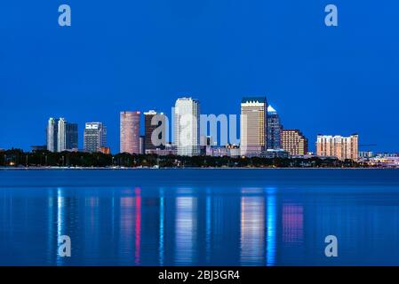 Skyline di Tampa attraverso Hillsborough Bay in Florida. Foto Stock