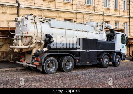 White Vacu-Press 8000 Truck per cantiere urbano. La pressa VACU è adatta per l'aspirazione e il soffiaggio di materiale secco e umido. Helsinki, Finlandia. 28 aprile 20. Foto Stock