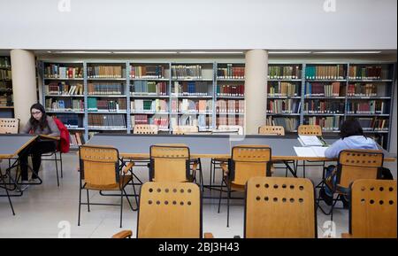 MENDOZA, ARGENTINA, 10 giugno 2015. Biblioteca generale di San Martín, sala lettura e studio, Alameda, Mendoza City. Foto: Axel Lloret / www.allofotografa.c Foto Stock