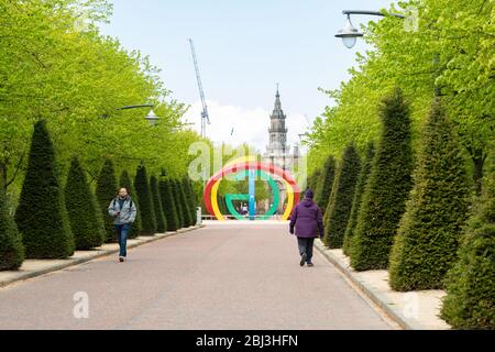 Glasgow, Scozia, Regno Unito. 28 Aprile 2020. Glasgow durante il blocco di Coronavirus. Le distanze sociali che si svolgono in un tranquillo Glasgow Green Credit: Kay Roxby/Alamy Live News Foto Stock