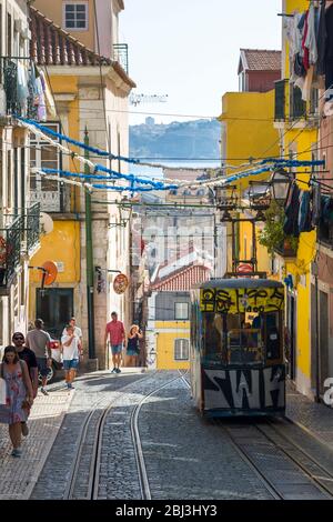 Funicolare - Elevador da Bica con graffiti che trasportano la gente del posto e i turisti salite ripida collina nella città di Lisbona, Portogallo Foto Stock