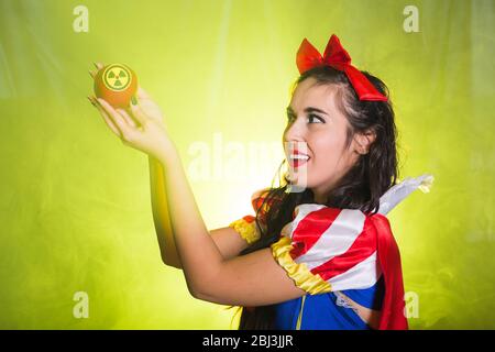 Donna in possesso di mela radioattiva pericolosa. Concetto di misurazione nucleare e di radiazione. Foto Stock