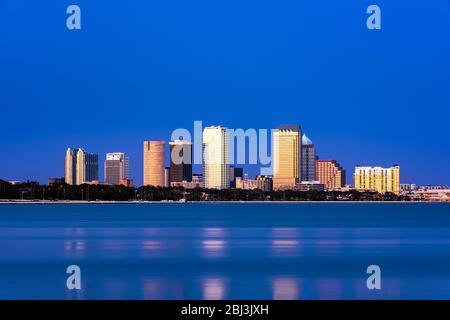 Skyline di Tampa attraverso Hillsborough Bay a Tampa in Florida. Foto Stock