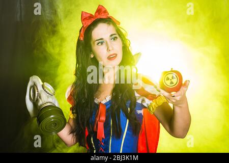 Donna in possesso di mela radioattiva pericolosa. Concetto di misurazione nucleare e di radiazione. Foto Stock