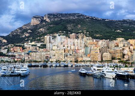 Barche ormeggiate a Port Hercule a Monaco. Foto Stock