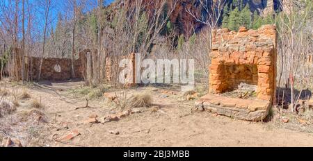 I resti del Mayhew Lodge a Call of the Canyon Recreation Area. Il Lodge fu costruito nel 1902, chiuso nel 1969, e poi bruciato nel 1980. Il Foto Stock